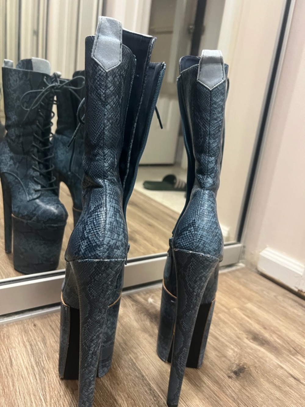 Hella Heels!!!!!  Platform Lace-Up Ankle Boots in Slate Blue Snake Print - Picture 5 of 7
